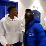 Kylian Mbappé y N'Golo Kanté en un partido de Francia, con una imagen de tensión entre ellos