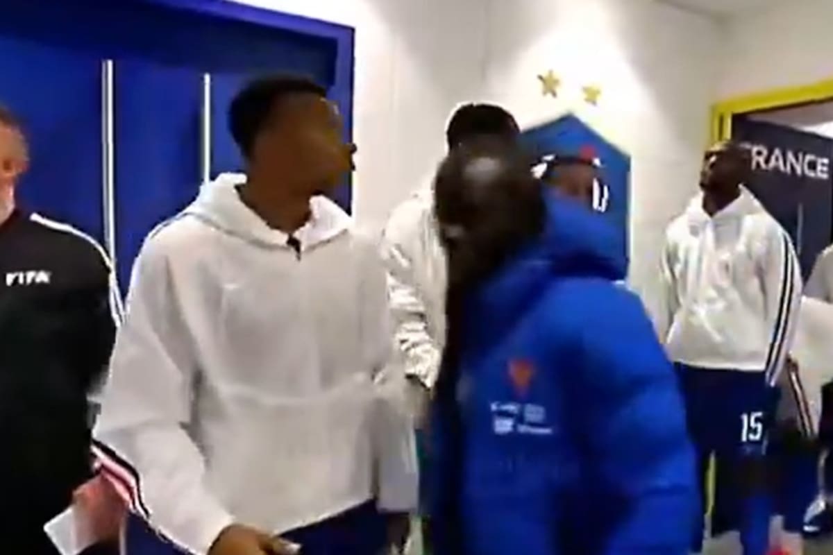 Kylian Mbappé y N'Golo Kanté en un partido de Francia, con una imagen de tensión entre ellos