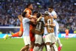 Jugadores de Uruguay y Arabia Saudita en el campo de juego del Hard Rock Stadium
