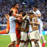 Jugadores de Uruguay y Arabia Saudita en el campo de juego del Hard Rock Stadium