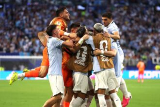 Jugadores de Uruguay y Arabia Saudita en el campo de juego del Hard Rock Stadium