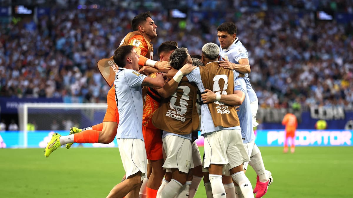 Jugadores de Uruguay y Arabia Saudita en el campo de juego del Hard Rock Stadium