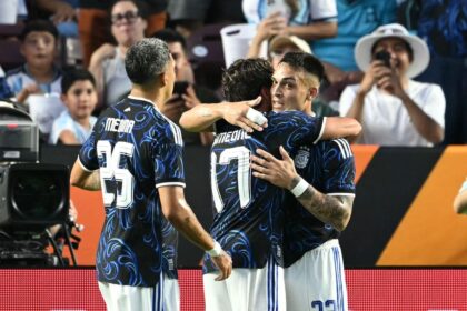 Imagen de los jugadores de Argentina celebrando un gol contra Honduras