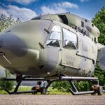 Imagen de un helicóptero U145 en vuelo, con una configuración modular y multifunción.