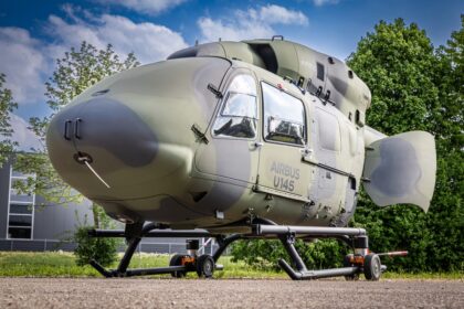 Imagen de un helicóptero U145 en vuelo, con una configuración modular y multifunción.