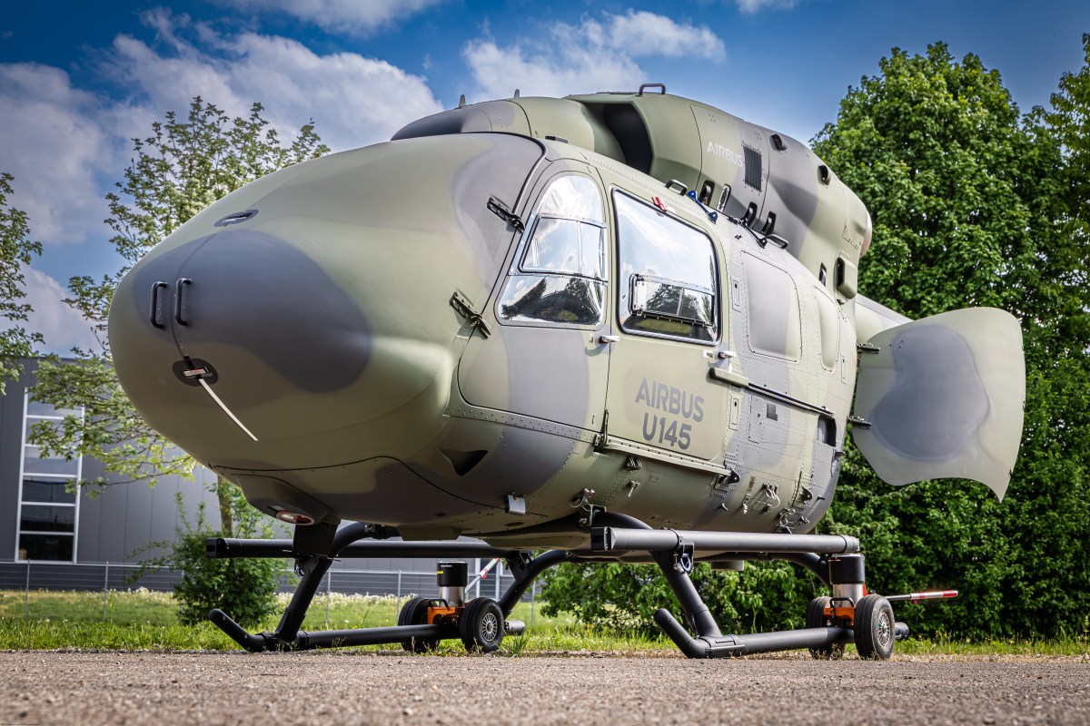 Imagen de un helicóptero U145 en vuelo, con una configuración modular y multifunción.