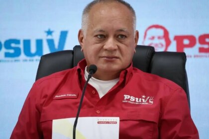 Diosdado Cabello hablando en un programa de televisión sobre la desintegración del Tren de Aragua en Venezuela