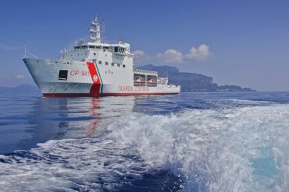 Barco de inmigrantes en el mar Mediterráneo cerca de la costa de Malta