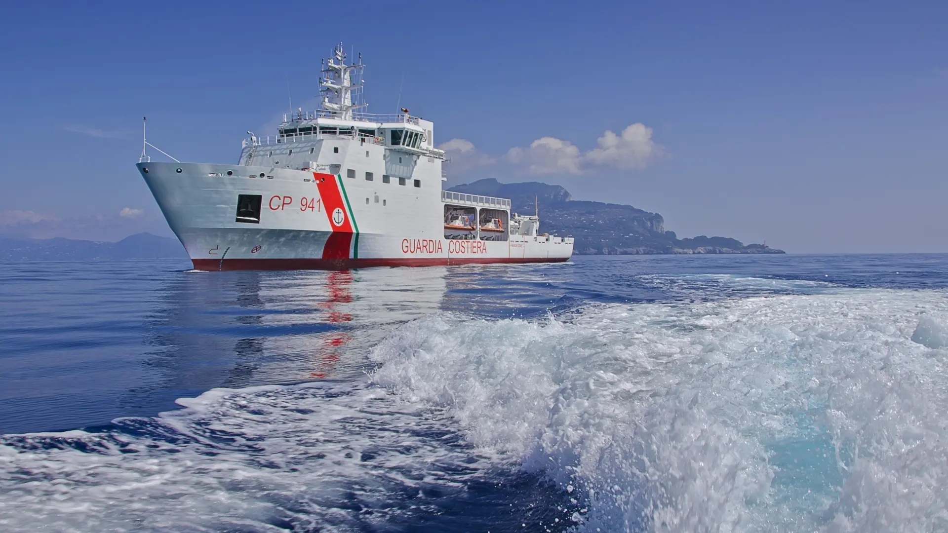 Barco de inmigrantes en el mar Mediterráneo cerca de la costa de Malta