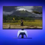 Imagen de un monitor de 27' con un gancho retráctil para cargar el mando DualSense de PlayStation