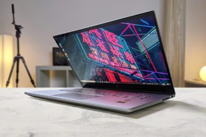 Comparativa de pantallas OLED e IPS en laptops para elegir la mejor opción en 2026