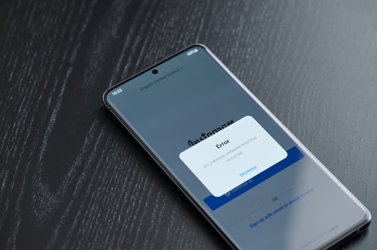 Un hacker usando un ordenador con una imagen de Instagram en la pantalla