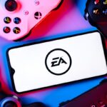 Jugador de fútbol americano con vallas publicitarias virtuales en un estadio de Madden NFL