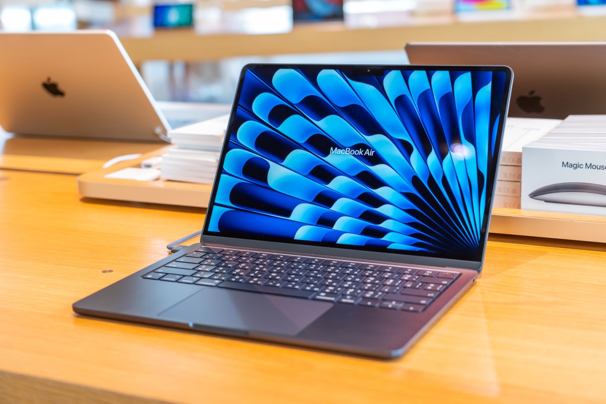 Imagen de un Apple Store con nuevos precios en sus productos debido a la escasez de chips para inteligencia artificial