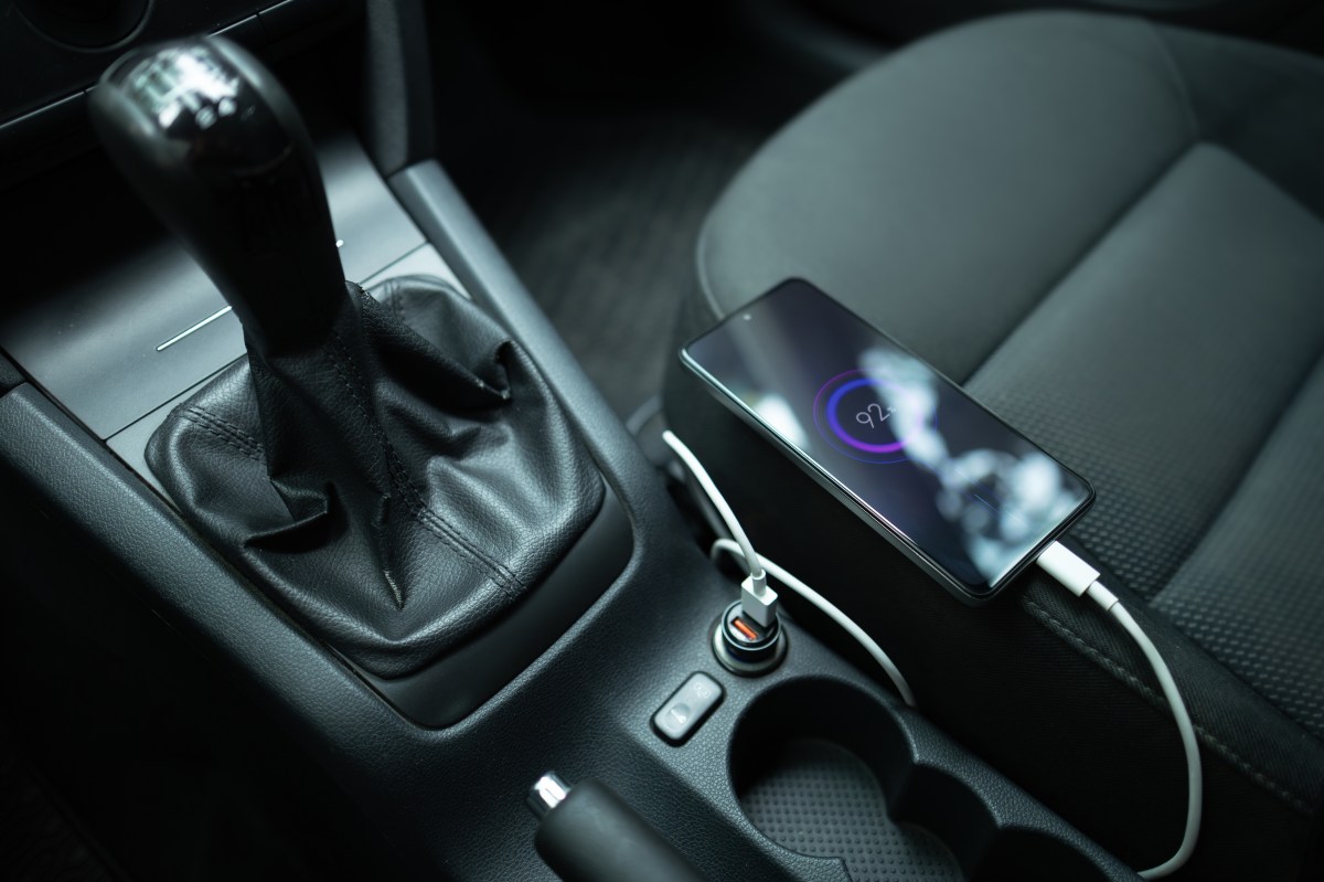 Un cargador de auto genérico puede ser peligroso para tu teléfono