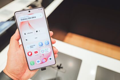 Imagen de un punto verde en la pantalla de un teléfono Android, simbolizando la alerta de privacidad