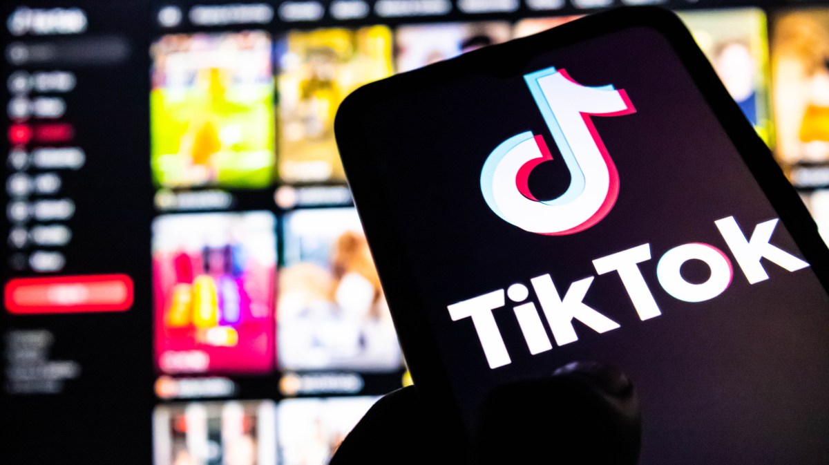 Una persona sostiene un teléfono con la app de TikTok abierta, mostrando un marcador de fútbol en tiempo real