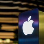 Imagen de un asistente de voz inteligente con una WWDC 2026 en el fondo