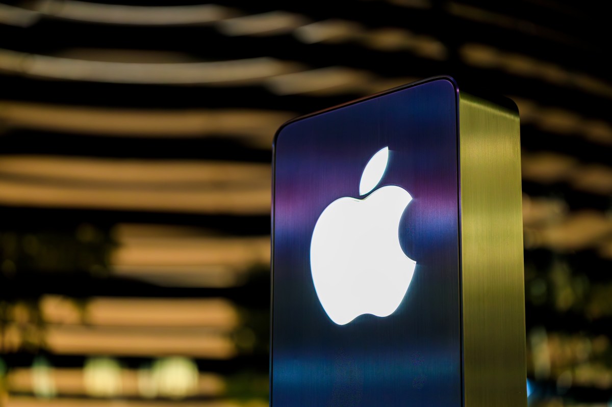 Imagen de un asistente de voz inteligente con una WWDC 2026 en el fondo