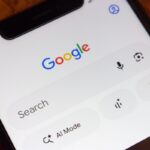Imagen de un centro de datos de Google con sistemas de enfriamiento por agua, con una gota de agua en primer plano simbolizando el compromiso de reponer el agua consumida