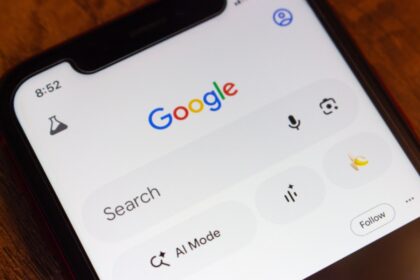 Imagen de un centro de datos de Google con sistemas de enfriamiento por agua, con una gota de agua en primer plano simbolizando el compromiso de reponer el agua consumida