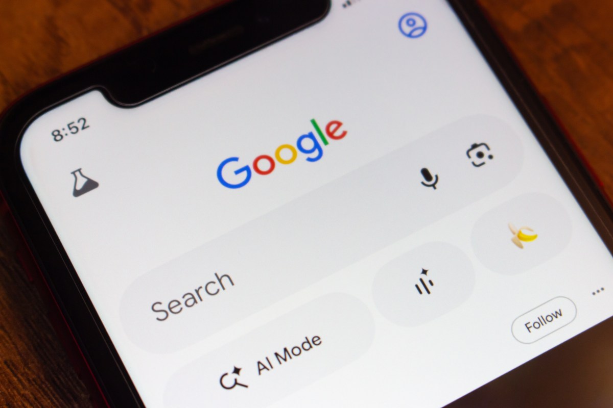 Imagen de un centro de datos de Google con sistemas de enfriamiento por agua, con una gota de agua en primer plano simbolizando el compromiso de reponer el agua consumida