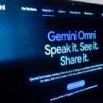 Imagen de una persona usando una computadora portátil con una pantalla de Google AI Plus.