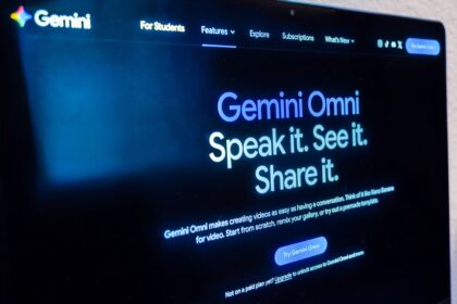 Imagen de una persona usando una computadora portátil con una pantalla de Google AI Plus.