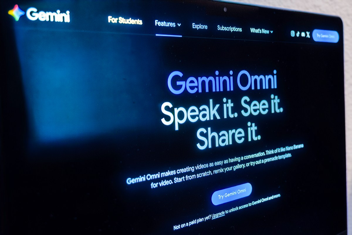 Imagen de una persona usando una computadora portátil con una pantalla de Google AI Plus.