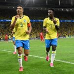 Una persona jugando al juego online que predice al campeón del Mundial 2026 con datos de redes sociales
