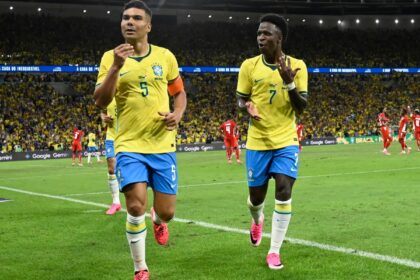 Una persona jugando al juego online que predice al campeón del Mundial 2026 con datos de redes sociales