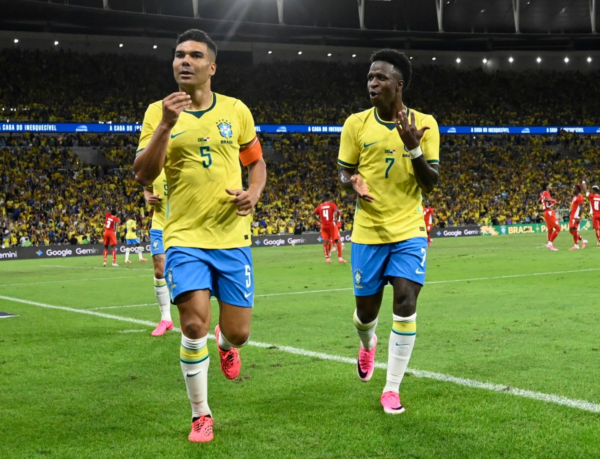 Una persona jugando al juego online que predice al campeón del Mundial 2026 con datos de redes sociales