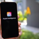 Imagen de una persona interactuando con Siri en un iPhone, con una renovada interfaz multimodal