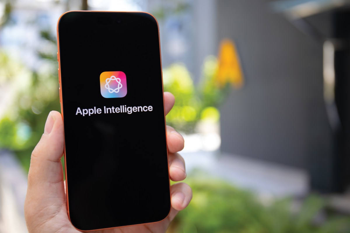 Imagen de una persona interactuando con Siri en un iPhone, con una renovada interfaz multimodal