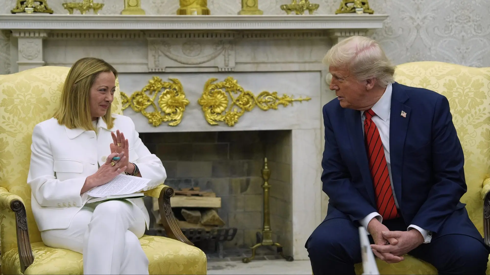 Donald Trump y Giorgia Meloni en una cumbre internacional, con tensiones entre ellos