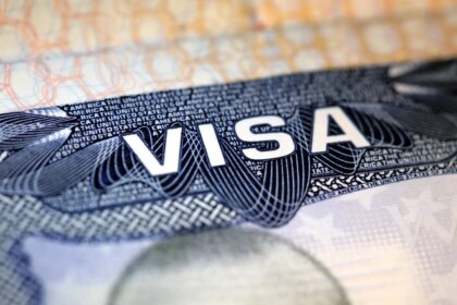 Sello de visado estadounidense con pasaporte, simbolizando restricciones para estudiantes y periodistas extranjeros
