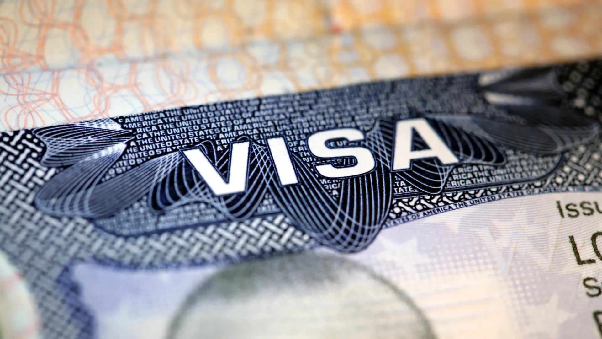 Sello de visado estadounidense con pasaporte, simbolizando restricciones para estudiantes y periodistas extranjeros