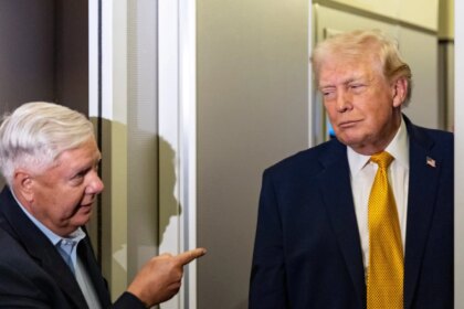 Senador Lindsey Graham junto a Donald Trump discutiendo la Ley SAVE America en el Senado de EE.UU.