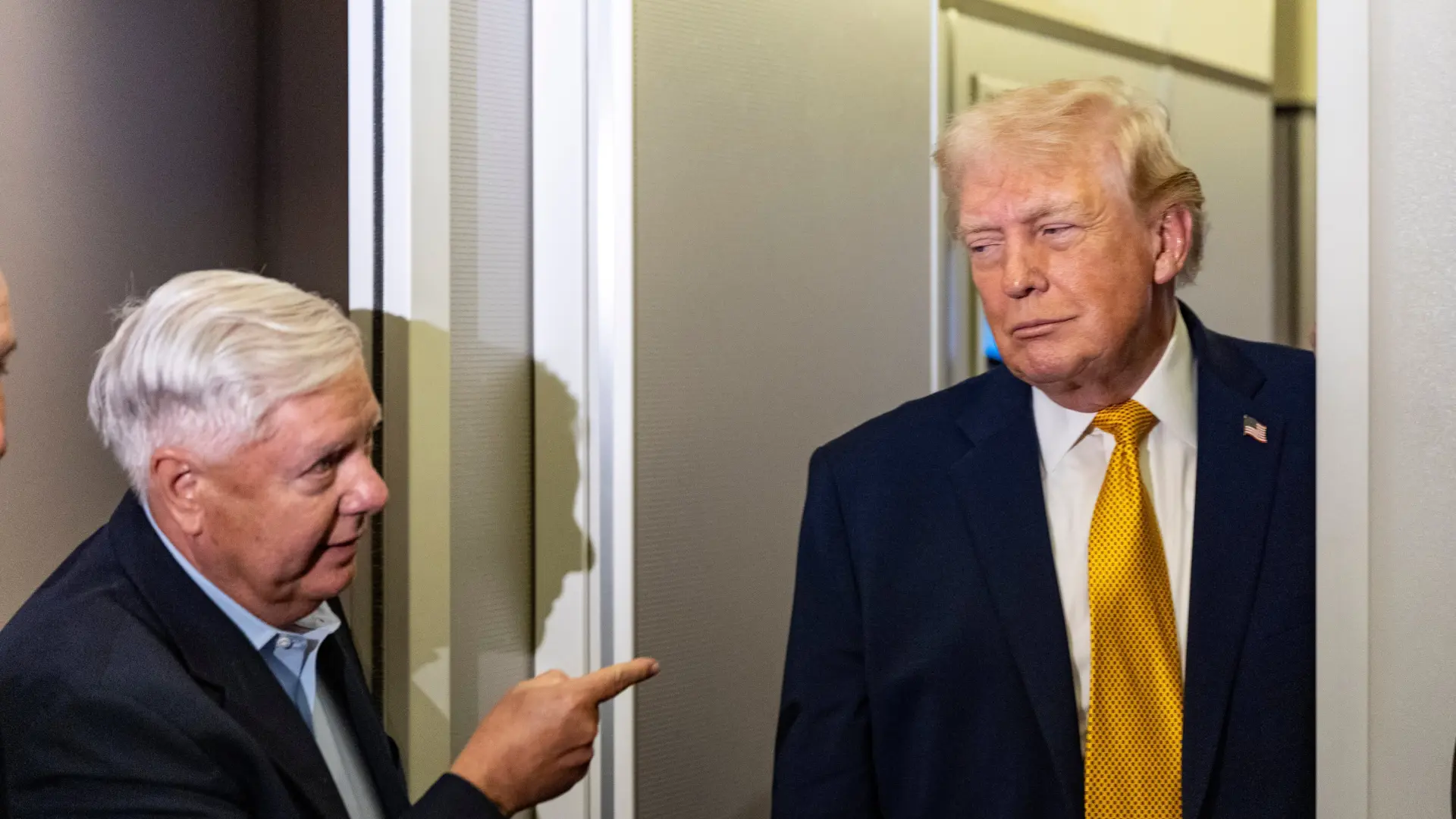 Senador Lindsey Graham junto a Donald Trump discutiendo la Ley SAVE America en el Senado de EE.UU.