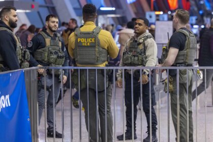 Agentes del ICE en operativo migratorio discreto, contexto del aumento en detenciones