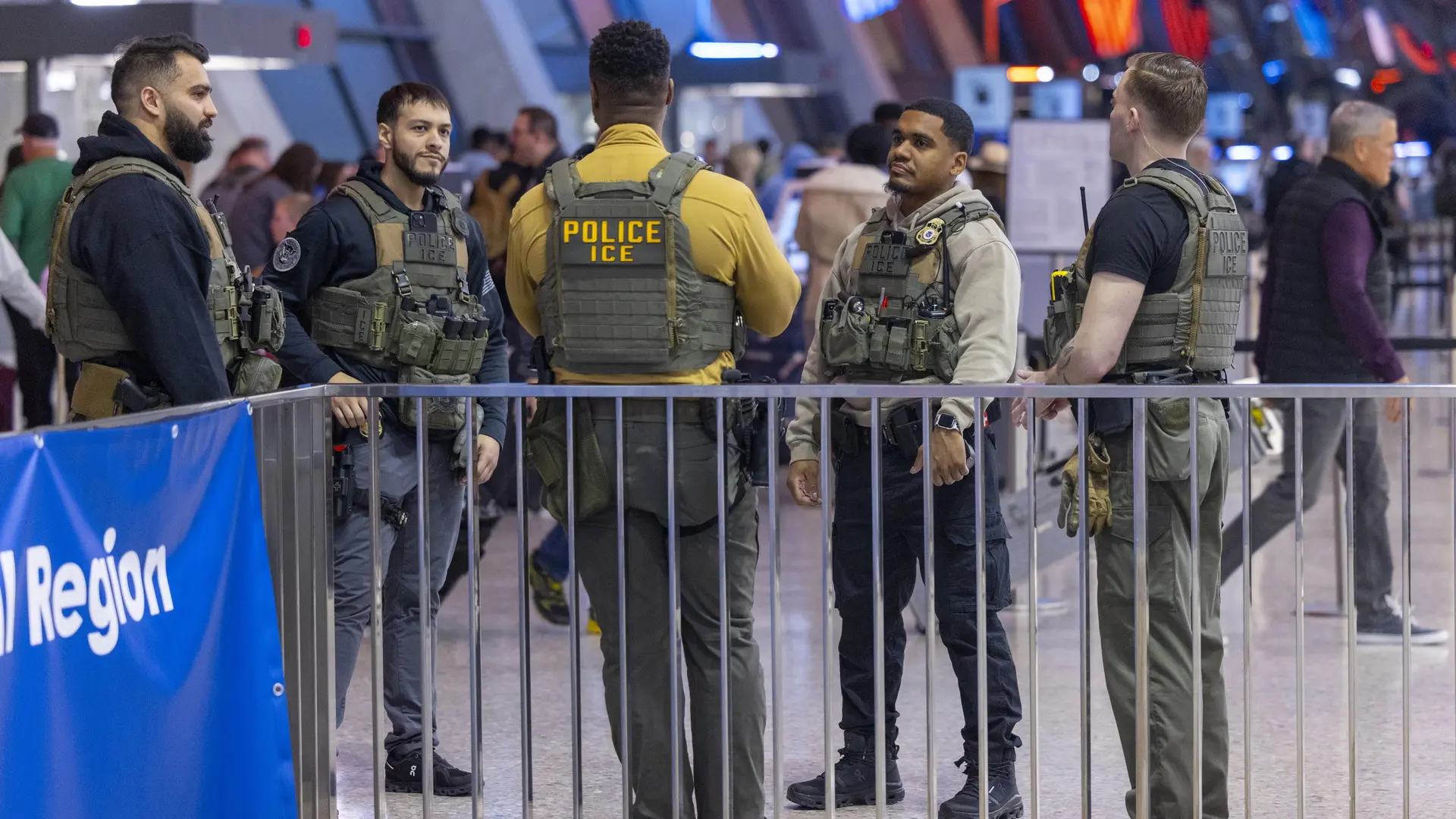 Agentes del ICE en operativo migratorio discreto, contexto del aumento en detenciones