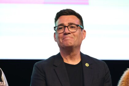 Andy Burnham en discurso sobre descentralización y rechazo al DNI digital en Reino Unido