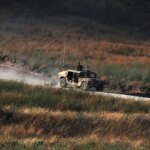Vehículo destruido en ataque israelí en el sur del Líbano, contexto del conflicto con Hezbolá y el frágil alto el fuego