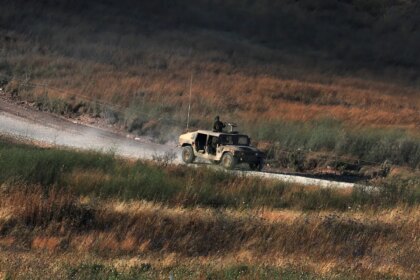 Vehículo destruido en ataque israelí en el sur del Líbano, contexto del conflicto con Hezbolá y el frágil alto el fuego