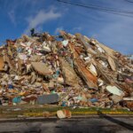 Zona urbana afectada por terremotos en Venezuela, con edificios colapsados y equipos de rescate trabajando entre escombros