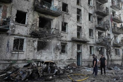 Edificios dañados en Kiev tras ataque ruso con misiles y drones, escena de destrucción y rescate
