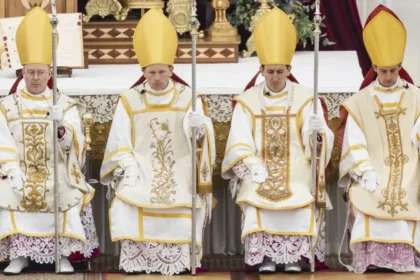 Obispos lefebvrianos en misa tradicional en latín, símbolo de su rechazo al Concilio Vaticano II
