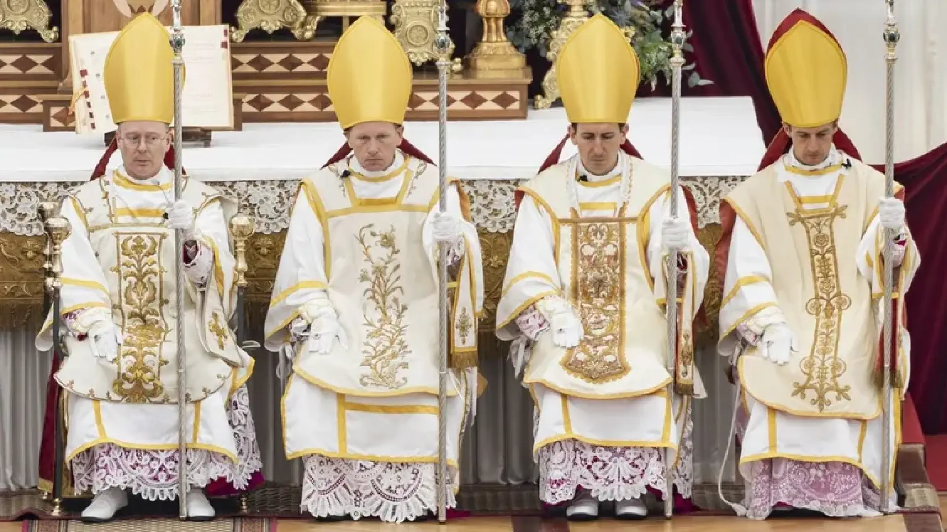 Obispos lefebvrianos en misa tradicional en latín, símbolo de su rechazo al Concilio Vaticano II