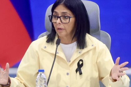 Delcy Rodríguez en rueda de prensa, con voz quebrada, tras revelar afección de salud durante crisis por terremoto