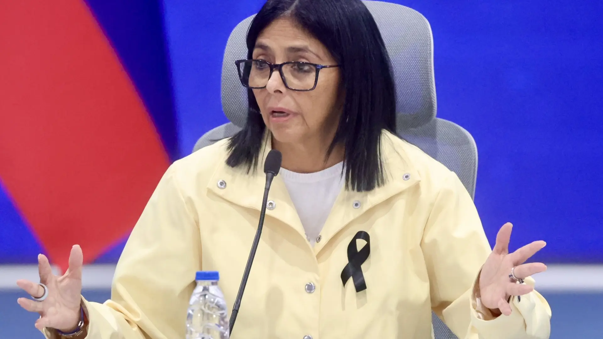 Delcy Rodríguez en rueda de prensa, con voz quebrada, tras revelar afección de salud durante crisis por terremoto